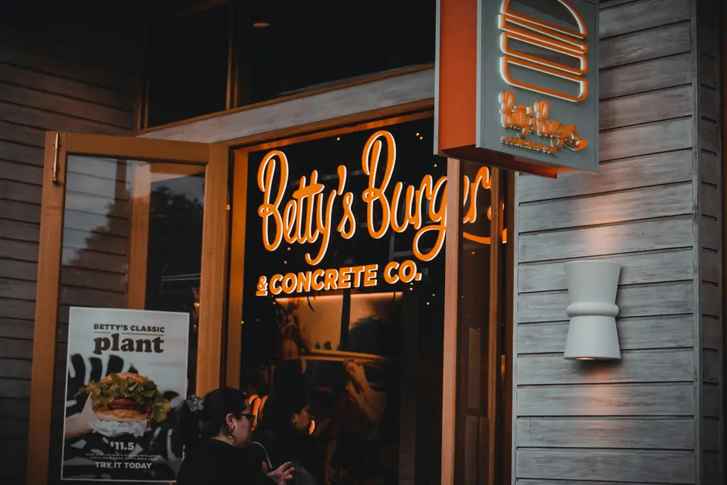 月升滄海：從歷史到小說，品味愛與謀略的傳奇